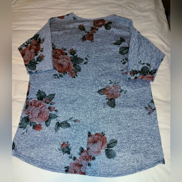 Bobbie Brooks Gray and Red Floral Top,NWT - Picture 2 of 7